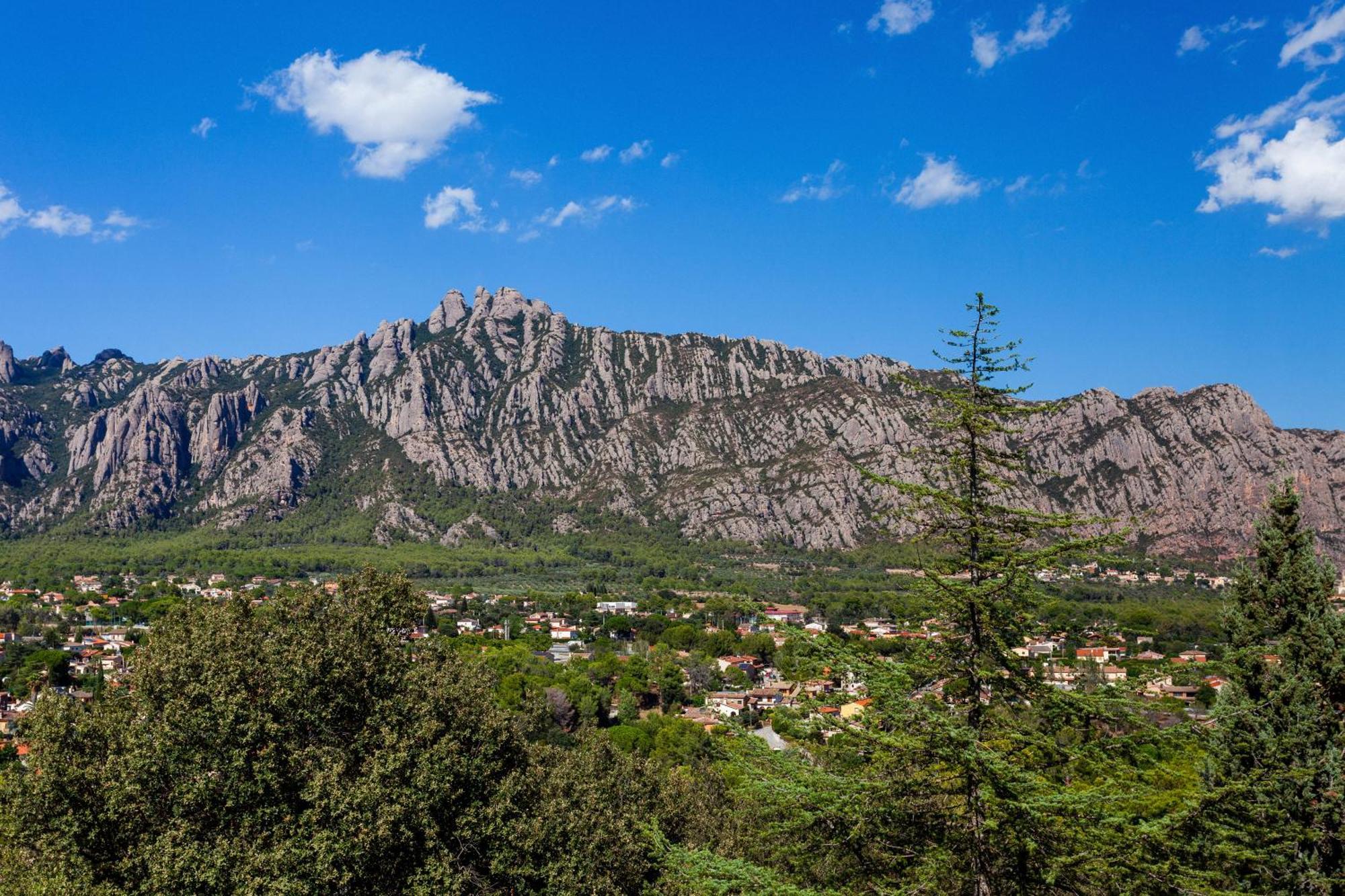 Checkin Montserrat Collbato Luaran gambar